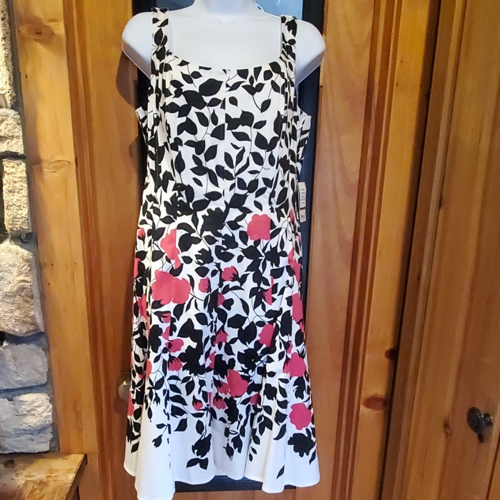 NINE WEST Fitted spring dress.